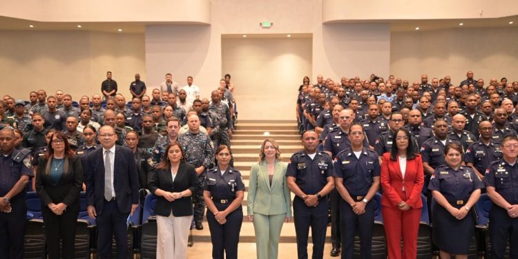 Autoridades del Ministerio de la Mujer y la Policía Nacional durante el panel de diálogo “Voces que aportan soluciones desde la población masculina”,