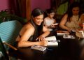 Karla Groizard firmando libros