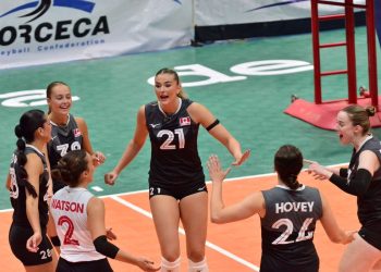 LAS MUCHACHAS DE CANADA CELEBRAN TRIUNFO