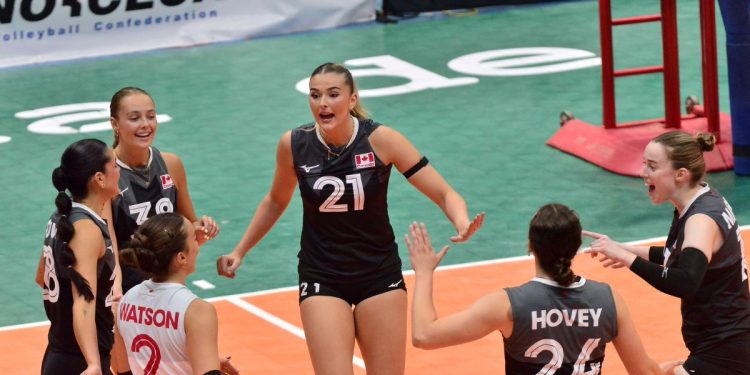 LAS MUCHACHAS DE CANADA CELEBRAN TRIUNFO