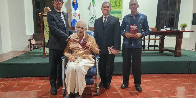 Mario Bonetti y miembros de la ACRD