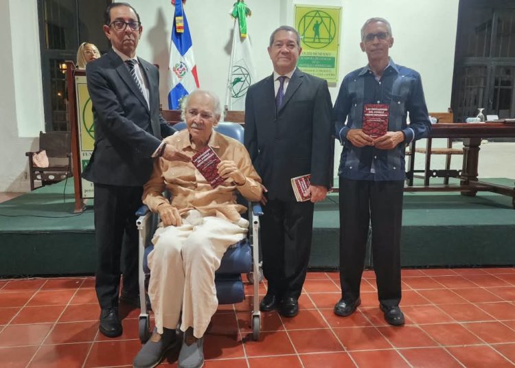Mario Bonetti y miembros de la ACRD