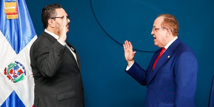 Ministro Magín Díaz juramenta a Enmanuel Cedeño Brea como superintendente de Bancos.JPG