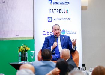 Ministro Magín Díaz participa en almuerzo conferencia de ACIS .jpg