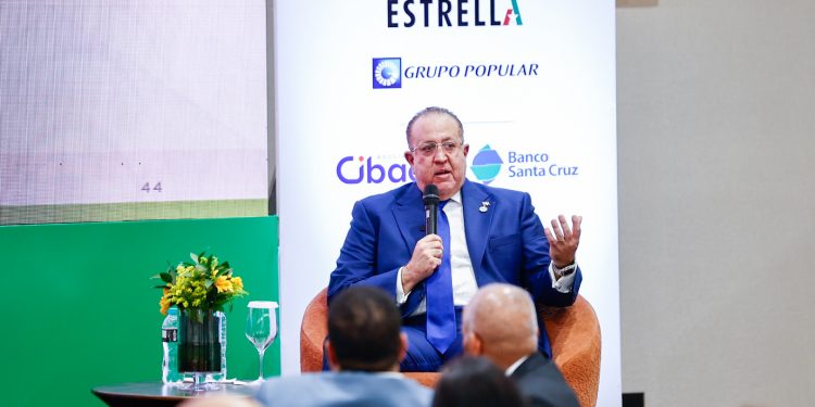 Ministro Magín Díaz participa en almuerzo conferencia de ACIS .jpg