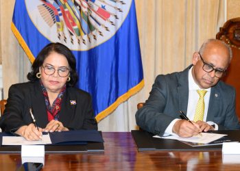 Firma entre la presidenta de la CCRD, doctora Emma Polanco Melo, y el secretario general de la Organización de los OEA, Albert R. Ramdin.