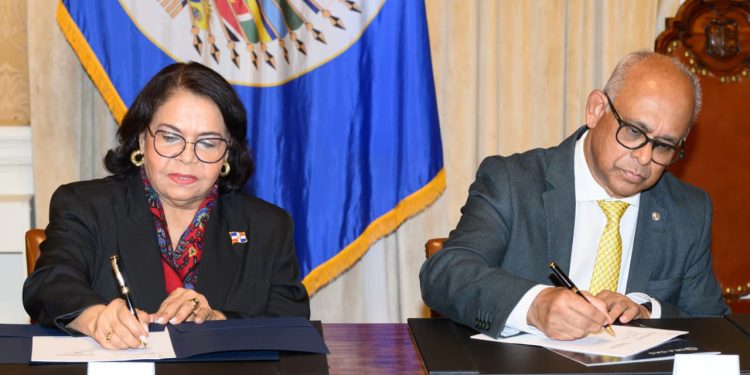 Firma entre la presidenta de la CCRD, doctora Emma Polanco Melo, y el secretario general de la Organización de los OEA, Albert R. Ramdin.