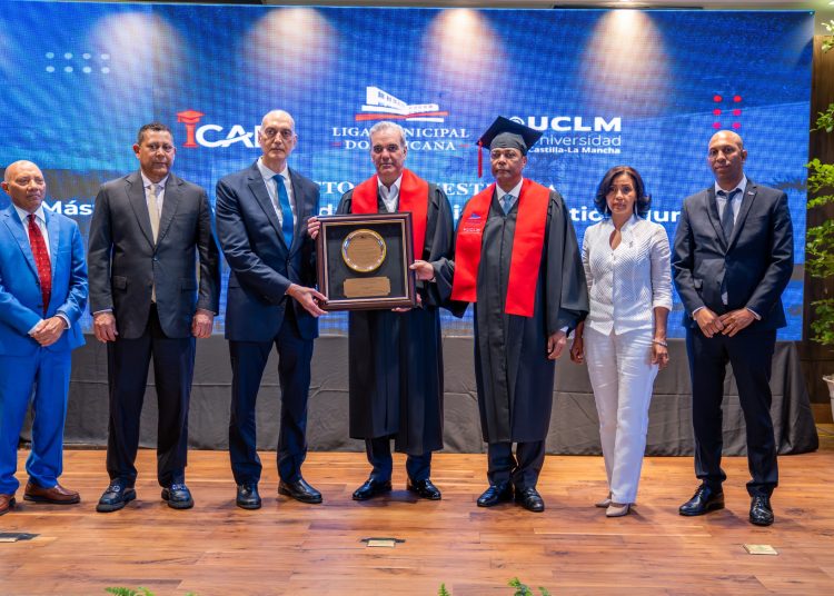 El Presidente y su hermano reciben el reconocimiento póstumo a su padre
