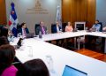 El encuentro fue encabezado por los ministros de Hacienda y Economía, Magín Díaz, de la Mujer, Gloria Reyes y de Trabajo, Eddy Olivares.