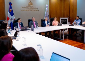 El encuentro fue encabezado por los ministros de Hacienda y Economía, Magín Díaz, de la Mujer, Gloria Reyes y de Trabajo, Eddy Olivares.