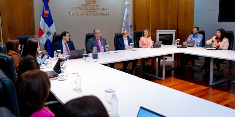 El encuentro fue encabezado por los ministros de Hacienda y Economía, Magín Díaz, de la Mujer, Gloria Reyes y de Trabajo, Eddy Olivares.