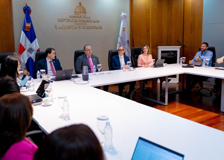 El encuentro fue encabezado por los ministros de Hacienda y Economía, Magín Díaz, de la Mujer, Gloria Reyes y de Trabajo, Eddy Olivares.