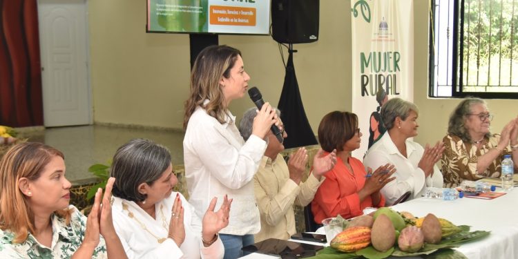 Gloria Reyes llamó a garantizar que vivir en una comunidad rural no limite las oportunidades ni los derechos de las mujeres.