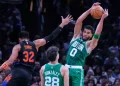 Jayson Tatum y Karlo Anthony Towns