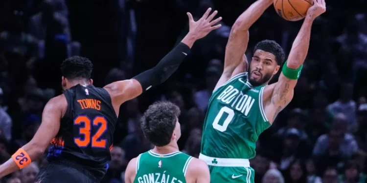 Jayson Tatum y Karlo Anthony Towns