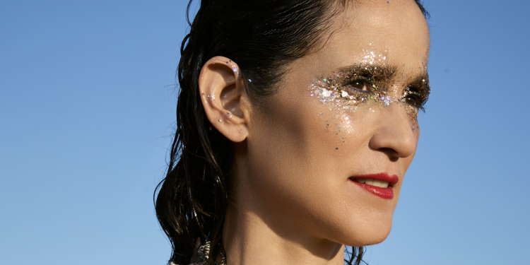 Julieta Venegs IOL (1)