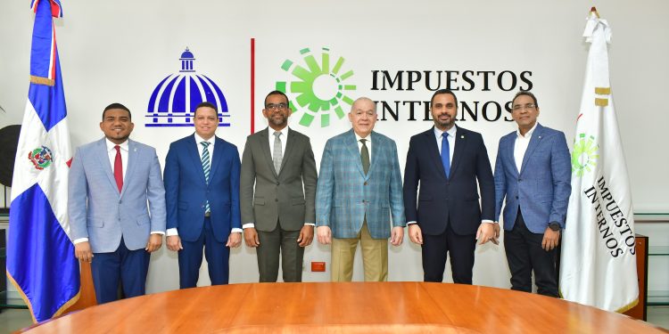 Pedro Urrutia junto a parte del equipo directivo durante la presentación del Poryecto Intégrate 1 2 3 4