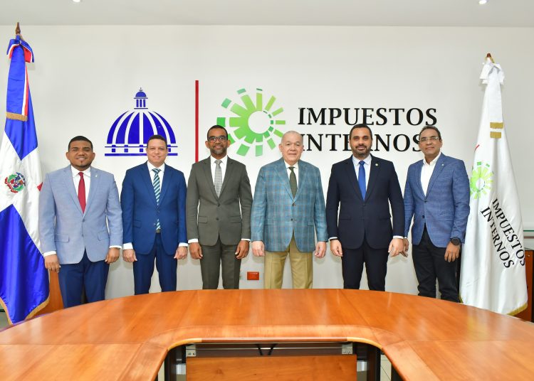 Pedro Urrutia junto a parte del equipo directivo durante la presentación del Poryecto Intégrate 1 2 3 4