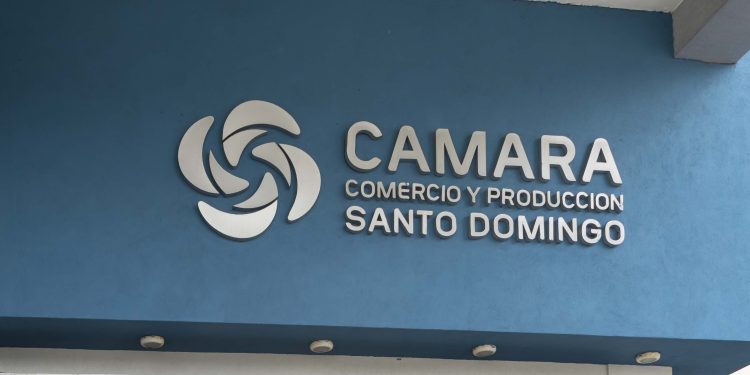 Registradores mercantiles y directores ejecutivos de las Cámaras en su visita a Santo Domingo. (1)