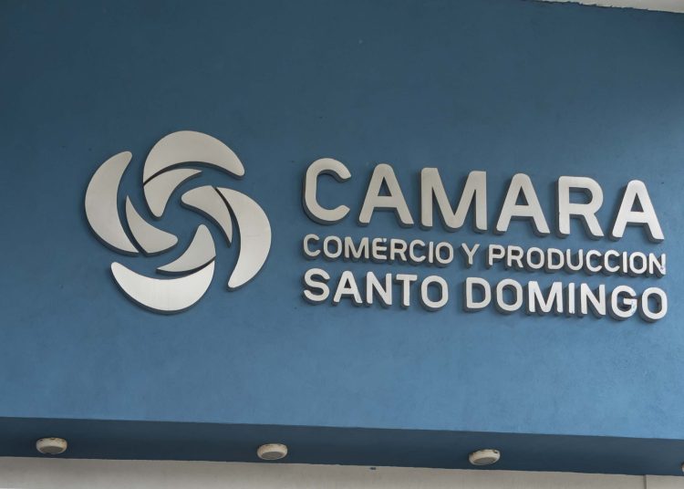 Registradores mercantiles y directores ejecutivos de las Cámaras en su visita a Santo Domingo. (1)